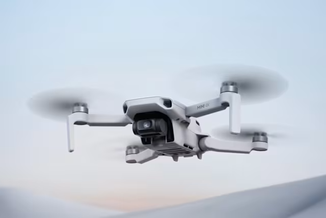 Drone DJI Mini 4K με κάμερα 4K και μέγιστο χρόνο πτήσης 31 λεπτά