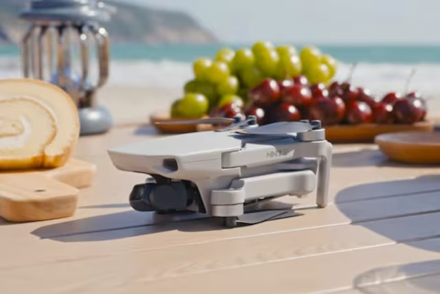 Drone DJI Mini 4K με κάμερα 4K και μέγιστο χρόνο πτήσης 31 λεπτά