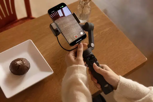 Gimbal DJI Osmo Mobile 7P με ράβδο επέκτασης και AI παρακολούθηση