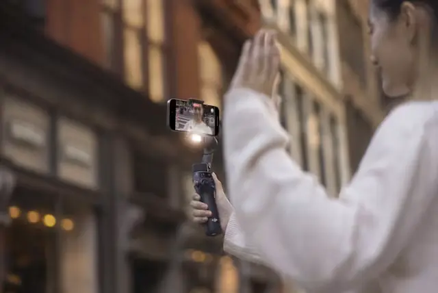 Gimbal DJI Osmo Mobile 7P με ράβδο επέκτασης και AI παρακολούθηση